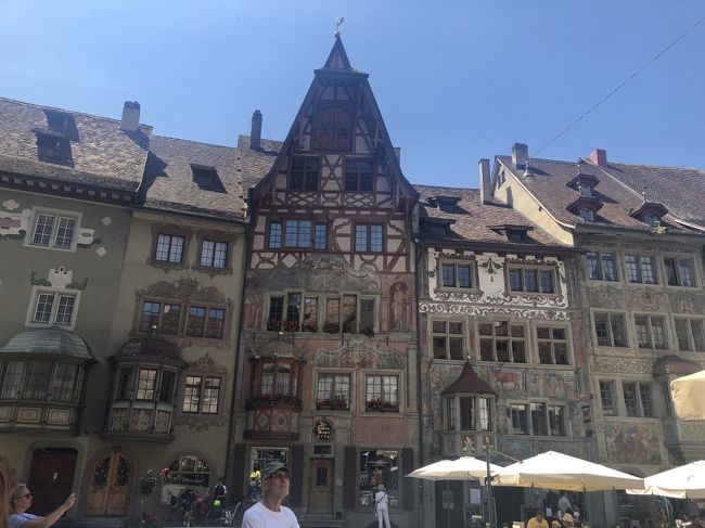 どの建物にも素敵な出窓にお花の装飾。それぞれ個性があるので、楽しいです。<br />日差しがきつ過ぎて、写真がどれも逆光になってしまうのが残念！