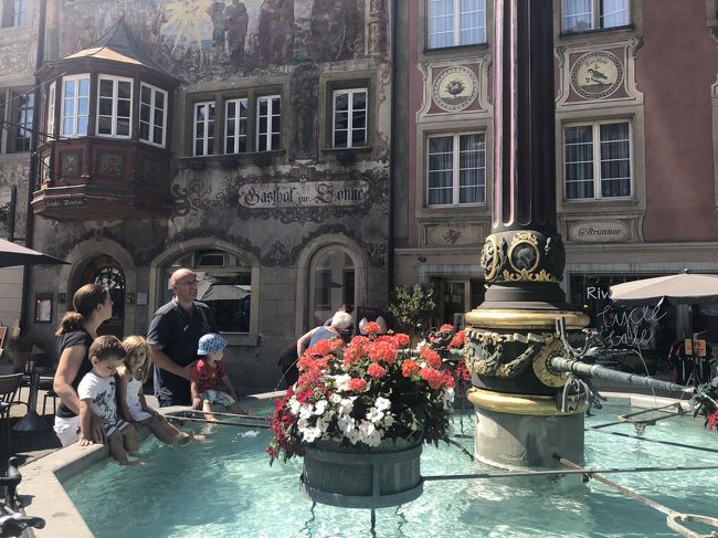 お子ちゃまも暑さにやられ気味。無言で水遊び。このような水場が街の中には沢山あるのでペットボトルを買う必要なし。