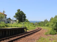 かつては活気があったのでしょう、駅構内はそこそこ広い。
もっともホームとレールのあるところ以外は草に埋もれていましたが。