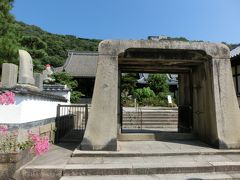 独特の形をした門を持つ持光寺に始まり、斜面沿いに数多くの寺院が建てられており、寺院巡りをしながら歩いて行くことができます。