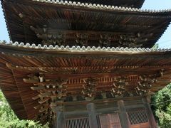 数多くの寺院の建物の中でも最も特徴的な、天寧寺の三重塔です。この急斜面の合間の限られたスペースの中で、これほどまでに豪華で複雑な構造の建物を建てられる技術には驚かされます。