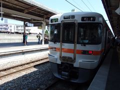 塩尻駅に到着。
ここで多くの乗客が下車します。