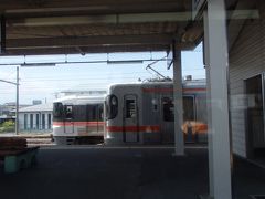 南甲府駅

留置線（車庫）があるようで、JR東海の車両が停まっていました。