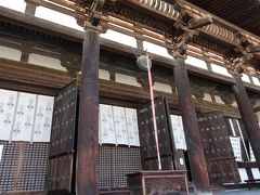 まずは東金堂へ。

堂内には薬師如来像、日光・月光菩薩像や、文殊菩薩像と維摩居士像、四天王像、十二神将像が安置されており、ありがたい雰囲気。内部の写真撮影は不可でした。