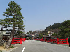 赤い中橋
この赤い橋は撮影スポットで、なかなか空かなかったので
これは帰りに撮ったもの。
TVの撮影で『ずん/飯尾』さんが歩いてましたが
みなさん反応薄。ちなみに私も( *´艸｀)