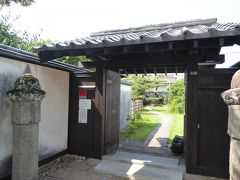 まずは，唐津駅の南口に出て，唐津焼の窯元へと行きます。
徒歩５分くらいの「中里太郎右衛門陶房」。素敵なお庭に素敵な建物。