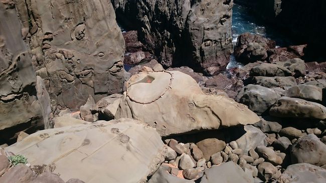 運玉。<br />囲われた岩の窪みに玉が入ると、願いが叶うそうです。<br />意外と距離があって入らない(^^;)