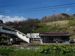 日高地方は思ったより栄えていて、村には新しい家も多いです。その中で異彩を放っているのが鉄道駅。写真は浦河駅です。昭和の時代からそのまま取り残された様な寂れた雰囲気です。
