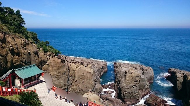 海の青と、神社の赤。<br />ため息が出るほど美しい神社です。