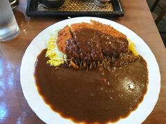 山笠を追いながら冷泉公園あたりをうろついてたら、美味しそうなカレー屋さんが...。
山笠はたっぷり見たしって事で入店。

カレー屋『スパイス』さん。雑誌にも掲載される人気店でした。
ランチタイムを過ぎていたので、それほど混んでいなくてスッと入れました。

欲望に負けてカツカレーを注文しました。
程よい辛さでうまーい！
カツもサックサク、ジューシー！あー良い。

--------------------------------------------------------------------------
【店名】スパイス
【営業時間】平　日　11：00～18：00
　　　　　　土曜日　11：00～14：00
　　　　　　日曜日　定休日
【住所】〒812-0026 福岡県福岡市博多区上川端町14-30
【アクセス】地下鉄「中洲川端」駅より徒歩5分
【ひとりでも入りやすい度】★★★★☆
--------------------------------------------------------------------------

今日はこの後、夜行バスで帰るので昨日も行ったスーパー銭湯にもう一度行って時間をつぶし、さらに天神駅周辺をぷらぷら。