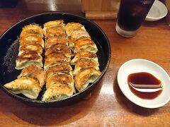 っで、パルコの地下をぷらぷらしてたら鉄なべ餃子を発見。
ちょっと食べすぎじゃないかと思ったけど、バスの中では食べられないしと考え入店。

皮がパリパリでめっちゃ美味しい！
一口サイズでどんどん食べれちゃいました。

さすがにこれが福岡最後の食事になりました(笑)。

でもまだまだ食べたいものいろいろあったんだなー。
また福岡に食べるためだけに来てしまいそうだ...。

ってことでお腹いっぱいで帰阪しました。

--------------------------------------------------------------------------
【店名】餃子の店　鉄なべ(福岡PARCO店)
【営業時間】月ー日曜日　11：00～23：00
【住所】〒810-0001 福岡県福岡市中央区天神２丁目11-1
【アクセス】地下鉄「天神」駅直結
【ひとりでも入りやすい度】★★★★★
--------------------------------------------------------------------------