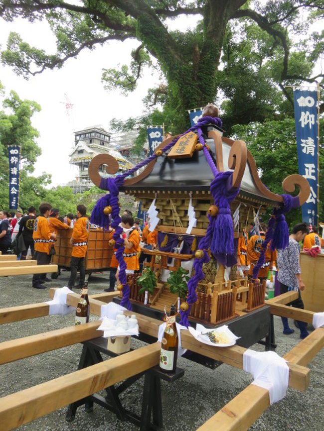 御神輿にお供え物がお供えしてありました。