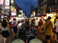 ここの夜市は道幅が広いので、歩きやすいです。