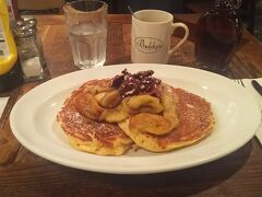 ランドマークのバビーズに来ました。何名か一人客がいて入りやすい。パンケーキと焼バナナが美味しかった！でもかなり量多い、1枚でお腹一杯。