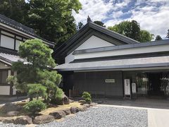 本堂の向かいに、重厚な蔵造り風の本瓦葺きの建物があります。宝物館です。ここには仏像や仏具、刀剣、貴重な史料が展示されています。