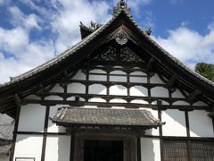 【瑞巌寺・本堂】

正式名称は「臨済宗妙心寺派青龍山瑞巌寺」です。
平安初期に慈覚大師円仁により開創され、天台宗のお寺として出発しました。が、鎌倉中期になると執権北条時頼によって臨済宗建長寺派の禅寺に改められました。さらに戦国時代になると、妙心寺派に属することになり、江戸時代には伊達政宗公の下、現在の大伽藍が完成します。


ここから、靴を脱いで本堂に上がります。
中は撮影禁止です。
入母屋造りの本瓦葺きの建物は、慶長年間に熊野から運ばれた桧・杉・欅を使用しています。京都・根来の大工衆の匠の技によるものです。

拝観して、感嘆のため息しか出ません。
狩野左京や長谷川等胤らが描いた襖絵障壁画が見事でした。
金地に美しい絵を描いています。
伊達家のお抱え絵師だったのですね。
芭蕉も「金壁荘厳光を輝し」と謳ったそうです。