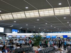 2018年7月15日。
成田国際空港。
きょうから明日にかけて、アメリカのダラス経由でアルゼンチンはブエノスアイレスへ。
利用する航空会社はアメリカン航空（写真奥に見えるのがそのカウンター）。
チェックインもスーツケースのドロップも無事終了。