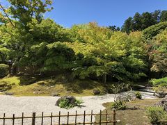 松島湾を白砂、周囲の山々を苔で表現した石庭です。こちらを「天の庭」と称し、須弥山を中心に作庭されています。