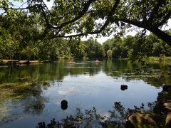 インターネットで見て、少し興味津々で訪れたのがこちら、鳥沼公園。

台風の後、池の水が青くなったのだとか。
写真では青まで行きませんが、光の加減ではきれいなエメラルドグリーンでした。