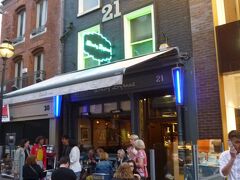 早速アイリッシュパブを求めて外に出ました。まず有名なデイビーバーンズへ。
こじんまりした、うっかり見過ごしそうな店構え。
ジェイムス・ジョイスの「ユリシーズ」にも登場する有名なパブ。