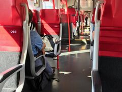 ルツェルンからオーストリアのブレゲンツへの長い鉄道の旅。途中２回乗り換えて、４時間くらいかかりました。2等車でもこの綺麗さ、この広さ！スーツケース置き場はないのですが、元々人口が少ないせいか電車はガラガラで、１人４席確保してスーツケースも座席の所に置いてました。
車窓は山やカワイイ家がずっと続いて、時々湖も出てきたり。癒されていました。
途中気づいたらリヒテンシュタインを通っていて、ちゃっかり入国してました。