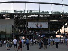 ブレゲンツ音楽祭の会場は駅のすぐそばです。駅近のイビスホテルにチェックインして、２１時頃会場へ。アジア人も若い人も全然いなくて、完全アウェイ状態。