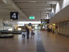 6月13日
エストニアのタリンからSAS便(SK749)でストックホルムのアーランダ国際空港に到着しました。バゲージクレームで預け入れておいた荷物を引き取ります。1時間の短距離フライトであり、荷物を預け入れをした乗客はまばらでした。エストニアもスエーデンもEU加盟していますので、入国審査などはありません。国内便扱いでした。