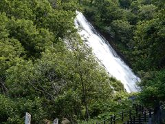 まずは、オシンコシンの滝、ウトロから7－8分で到着です。
知床国道（国道３３４）沿いにあります。　駐車場無料。

凄い轟音ですよ。