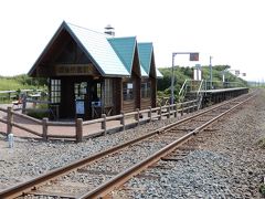 釧網本線、原生花園駅です。

２７－２８年前にＪＴＢのツアーで来た時もこの踏切を渡ったのを思い出しました。
あの時も夏で、花はほとんど咲いていなかったな。