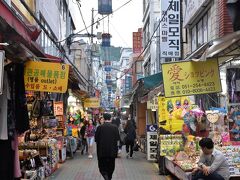 公園からも近い釜山の繁華街エリア「南浦洞」へ。
国際市場は、商店がひしめきあって迫力ありますね。
特に買いたいものはなかったけど、見ていて楽しいです。