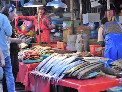 歩いているうちに、街の雰囲気が変わっていきます。
水産市場「チャガルチ市場」。
太刀魚がめちゃ並んでいました！
