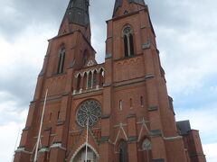 ウプサラ大聖堂はスカンディナヴィア諸国で最大級の教会建築。高さ118.7メートル、幅118.7メートルもあるスケールの大きな教会です。高さは北欧で最大だそうです。聳え立つ二つの尖塔が印象的です。