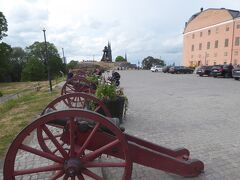 ウプサラ城（Uppsala slott）の広場です。城は丘の上にありました。広場に中世の砲が並んでいました。