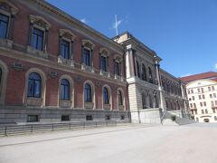 ウプサラ城の近くにウプサラ大学本部があります。この大学は1477年に創設された北欧で最古の大学です。本部の建物も重厚感があります。