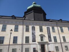大聖堂の向かい側にグスタビアヌム博物館（Museum Gustavianum）があり、多くの人が出入りしていました。この建物は1622～1625年に建てられ、1778～1887年の間にウプサラ大学の本館として使われました。1997年以来、ウプサラ大学の博物館として一般公開されています。
建物中央部の出っ張り部分には、有名な円形講義室があります。