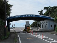 城ケ島大橋の料金所
車は有料ですが人は無料で渡ることができます。
歩いていたら料金所の係員の女性が「いらっしゃい」と気持ちよく声をかけてくれました。