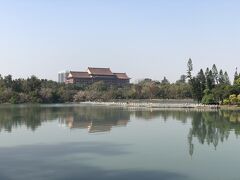 湖の向こうに「圓山大飯店」が見えます。