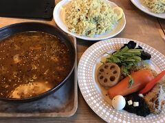 ２日目の夕食は、「スープカレーGARAKU」で。
めっちゃ美味しかったです～！

本当はお皿に具を盛りつけ、そこにカレースープを注ぐのですが、息子がカレーをまだ食べられないので、具を別皿にしてもらいました。

おかげで、息子は柔らかいチキンや茹でた野菜などをモリモリ食べてくれました。
子ども椅子（テーブル付き）、子供用の食器もありました。