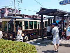 瑞鳳殿前で下車。バスはレトロ調。神戸のシティループに似てる。