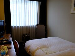 日航奈良ホテルではシングルルームに宿泊します。大浴場があるので疲れた身体を癒せます。