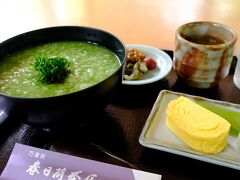 昼食は春日荷茶屋で茶粥のセットを頂きます。冷粥と奈良漬に食が進みます。