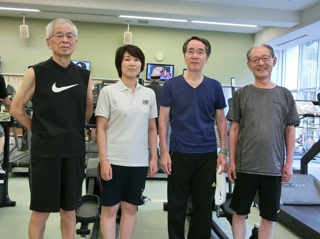 「トレーニング・ジム」の仲間達と記念撮影。