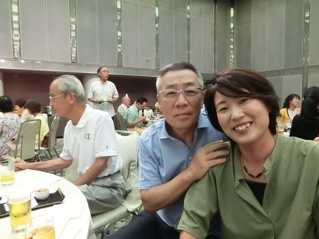 同じ席にいた飲み仲間のＮＡさんと元ヴィータ・スタッフのＫＡさんのツーショット写真です。<br /><br />☆ＮＡさんは愛媛県大洲市出身です。７月の豪雨では大洲市にある親戚の家が床上浸水したそうです。随分、心配されていました。<br />この時は、ベッピンさんの肩に手をかけて、ニヤけていました・・・。<br />☆ＫＡさんは、７月上旬から「Ｔホテル大阪」のフィットネス・クラブに通勤しています。これからも身体には気を付けて頑張ってくださいね。