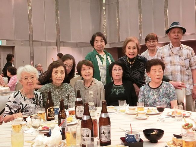 オバチャン＆オッチャン達の記念撮影です。<br /><br />「ヴィータ」でいつも顔を合わせて、永い間お付き合いをしていると、皆さんいつの間にか友人関係になっていました。<br />特にオバチャン達は、「ヴィータ」で、おしゃべり５０％、トレーニング５０％の時間を過ごすことを日々の楽しみにしていました。<br /><br />非常に寂しいことですが、今晩の「ファイナル・パーティ」を最後に、いろいろな「スポーツジム」に旅立っていきます。