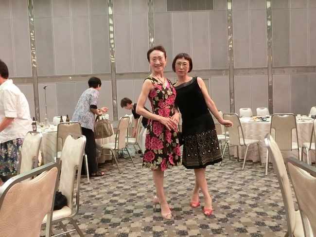 「ファイナル・パーティ」終了後、宴会場内で、ＨＡさんとＬＥさんをツーショット。<br /><br />人の繋がり、縁とは不思議なものですね。今日まで、ＨＡさんとＬＥさんが友人関係であることを知りませんでした。<br /><br />☆向かって左側のＨＡさんは、「宮廷舞踏家」、前述の通りです。<br />☆向かって右側のＬＥさんは、中国の満州生まれ、約１０数年前に日本に来たと言われていました。<br />「トレーニング・ジム」内では、エアロ・バイクやランニング・マシーン等で真剣に汗を流していました。また、「フィットネス・スタジオ」でも一生懸命踊っていた姿が印象に残っています。とにかく、「頑張り屋」さんでした。