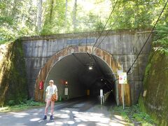 40分くらいで　豊平峡ダム入口に到着します。
広い駐車場があります。

そこからは一般の車は入れません。
電気バスか、徒歩です。
もちろん、歩きました。

ダム入口から少し歩いたところに、
冷水トンネルというのがありました。

外は30度くらいで暑かったのですが、
このトンネルの中は23度と、めちゃくちゃ涼しかったです。
かなり長いトンネルです。