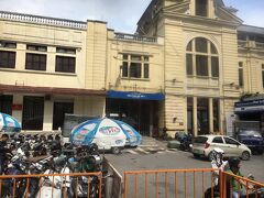 何となくバインミー中枢満たされぬまま、宿をチェックアウトしハノイ駅前から空港バスに乗りました。