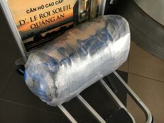 バックパックをラッピングしてもらって、SQのカウンターを探そうとしたら「ん？ベトナム航空のカウンターばっかりだな」
…そうです、国内線ターミナルでした…

慌ててタクシーに乗ろうとしたら、「バスがあるよ！」と教えてくれてバスに飛び乗る。