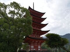 豊国神社到着。
先ほど厳島神社から見られた五重塔。
こぢんまりとしてますが、きれいに手入れされていました。
木々との色のコントラストがキレイですね！