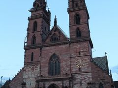 バーゼル大聖堂。
ドイツ南部のフライブルクあたりと同じく、建物は赤レンガで作られていた。もう時間が遅かったので建物の中は見学できず。